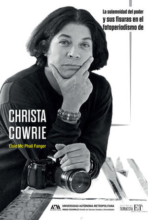 La solemnidad del poder y sus fisuras en el fotoperiodismo de Christa Cowie